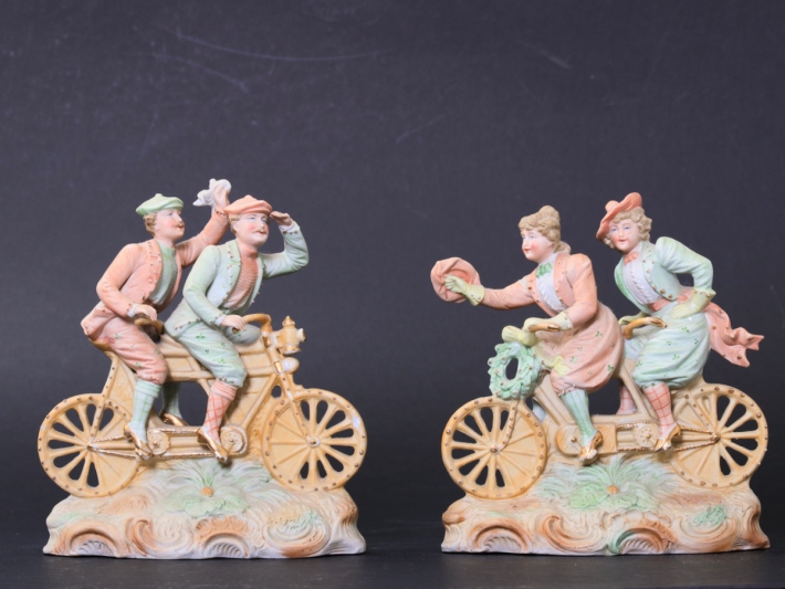 En vente :  LES DANDYS ET ET ELEGANTES A BICYCLETTE TANDEM - PAIRE DE BISCUITS POLYCHROME