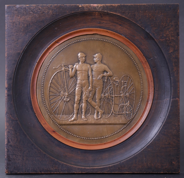 En vente :  PLAQUE COMMEMORATIVE GRAND-BI et TRICYCLE LES VICTORIEUX COUREURS