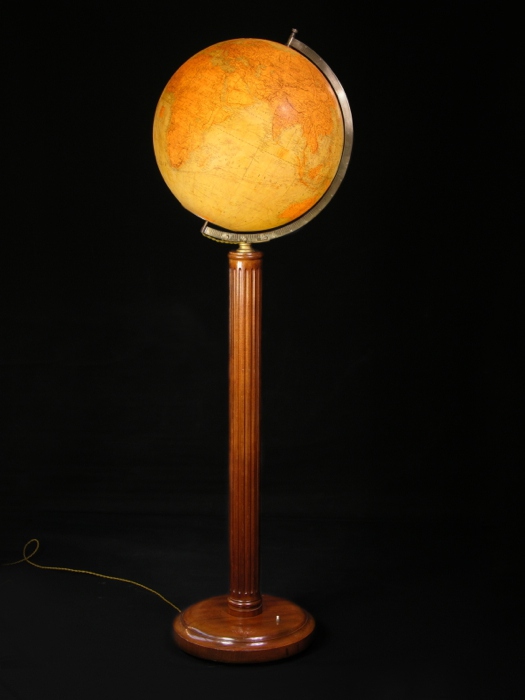 En vente :  GLOBE TERRESTRE D AGENCE  EN VERRE  SUR PIETEMENT ACAJOU HAUTEUR D HOMME