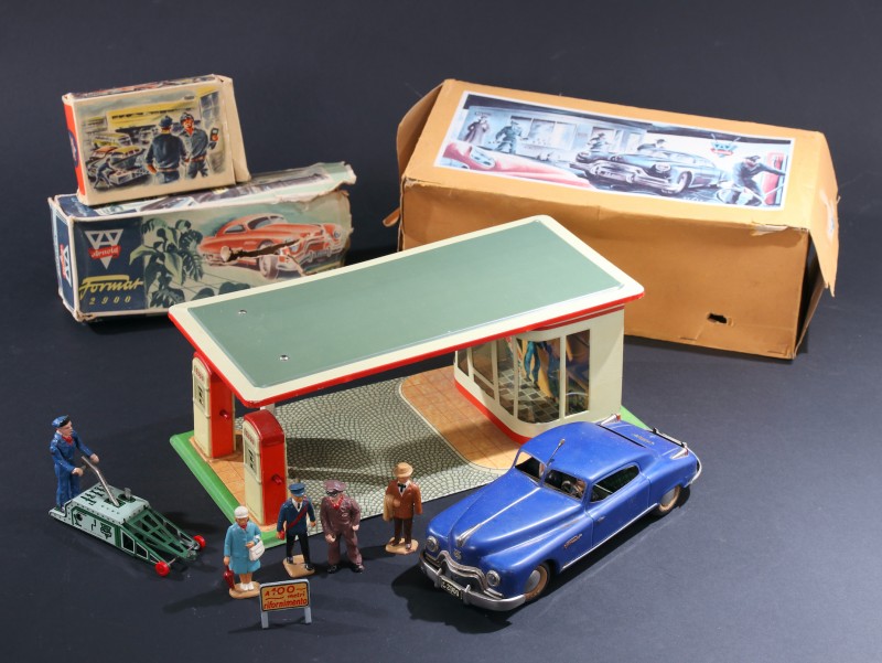 En vente :  ARNOLD  LE GARAGE, AUTOMOBILE FORMAT ,LE MECANICIEN ET LES CLIENTS