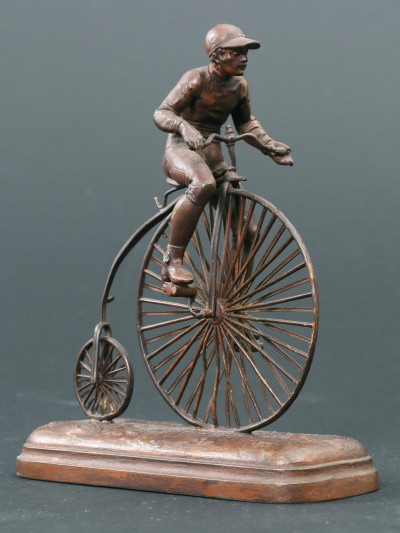 En vente :  LE CHAMPION SUR GRAND BI  VELOCIPEDIE
