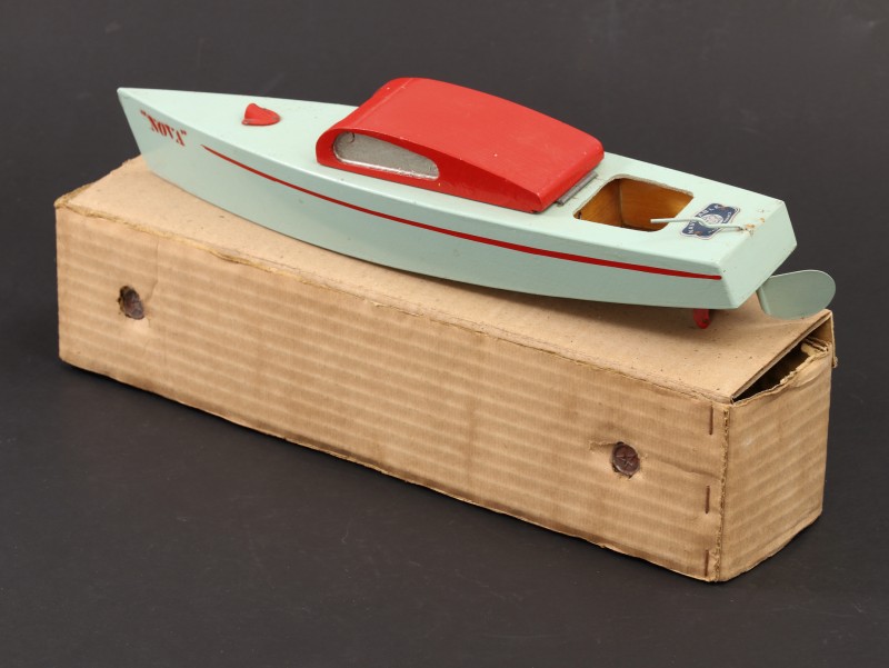 En vente :  NOVA CANOT  EN BOIS RACER  AVEC CABINE