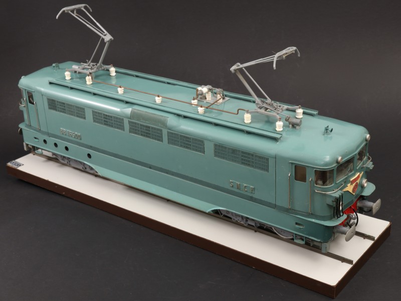 En vente :  LOCOMOTIVE BB 16500 GRANDE  MAQUETTE ARMA  échelle 1/20e