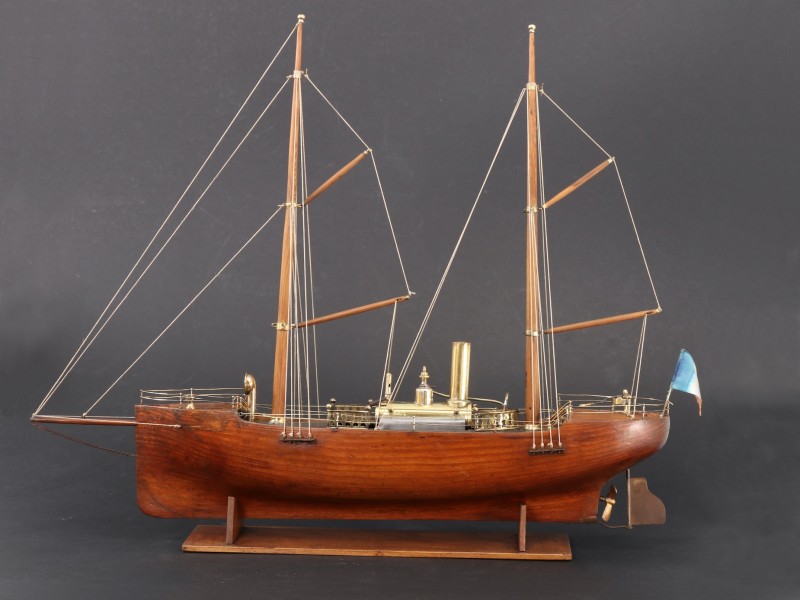 En vente :  KETCH AURIQUE JOUET SCIENTIFIQUE DE TYPE  RADIGUET- BASSET LOWKE A VOILE ET A VA