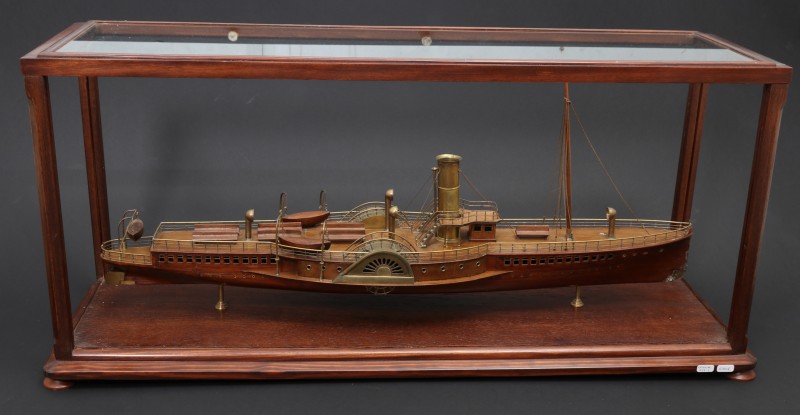 En vente :  MAQUETTE DE STEAMER VAPEUR  DE PLAISANCE  A ROUE A AUBES ANGLAIS