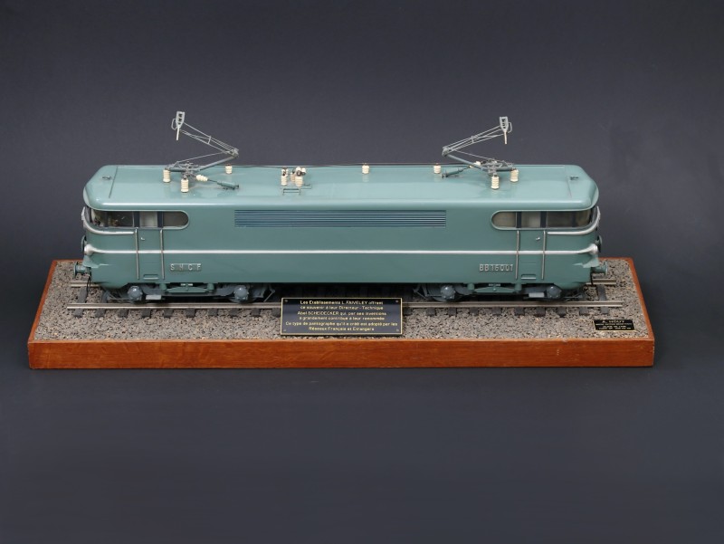 En vente :  LOCOMOTIVE BB16001 MAQUETTE D'AGENCE HOUY  FAVERLEY PIECE UNIQUE