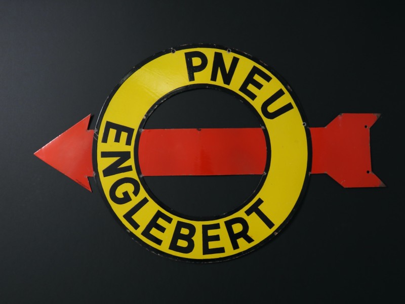 En vente :  PNEU ENGLEBERT ENSEIGNE DIRECTIONNEL PLAQUES EMAILLEE