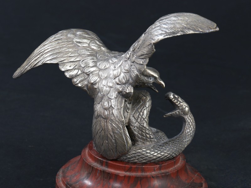 En vente :  MASCOTTE AUTOMOBILE LE COMBAT AIGLE ET LE SERPENT