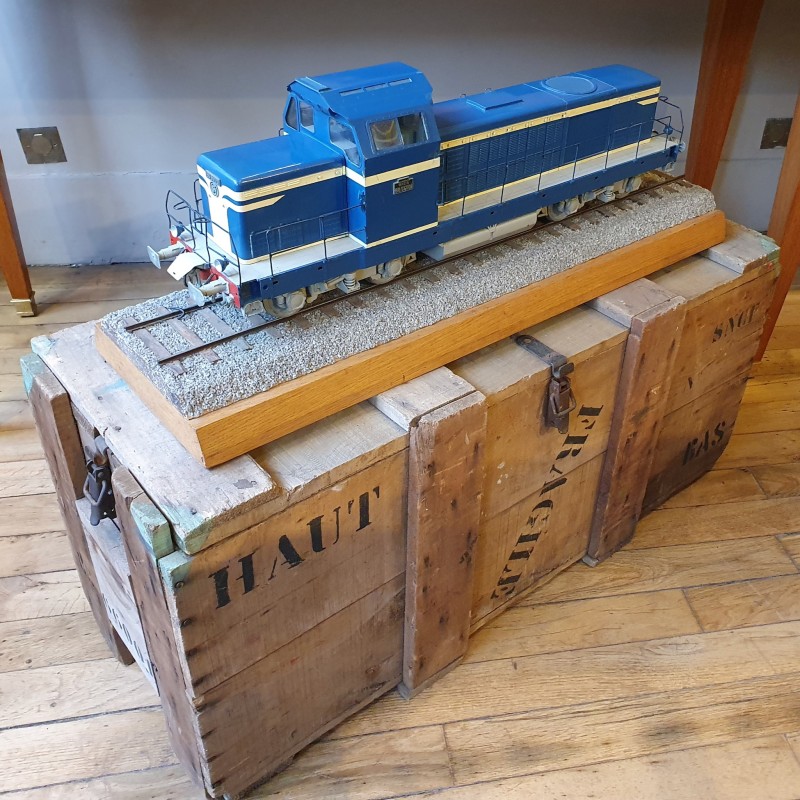 En vente :  LOCOMOTIVE DIESEL TYPE BB 66001 ARMA-CAISSE EN BOIS MARQUAGE SNCF