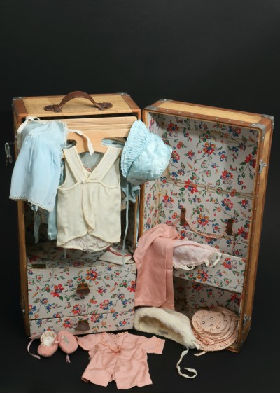 En vente :  TRES RARE MALLE DE VOYAGE WARDROB LOUIS VUITTON POUR POUPEE AVEC UN ENSEMBLE DE 14 VETEMENTS DE POUPEE