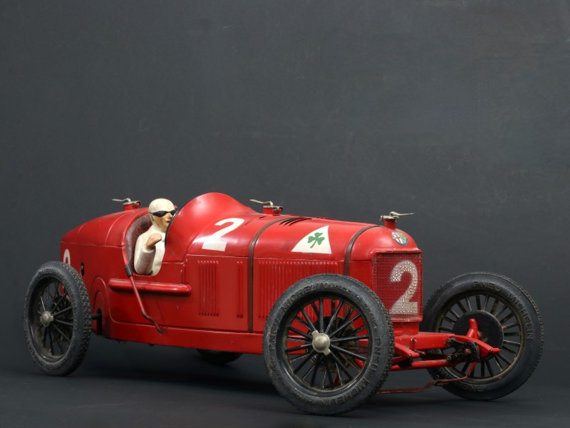 En vente :  ALFA ROMÉO C.I.J RARE JOUET DE COURSE  COULEUR ROUGE , TYPE GRAND PRIX ACF DE FRANCE, AVEC SA  BOITE RÉEDITÉE