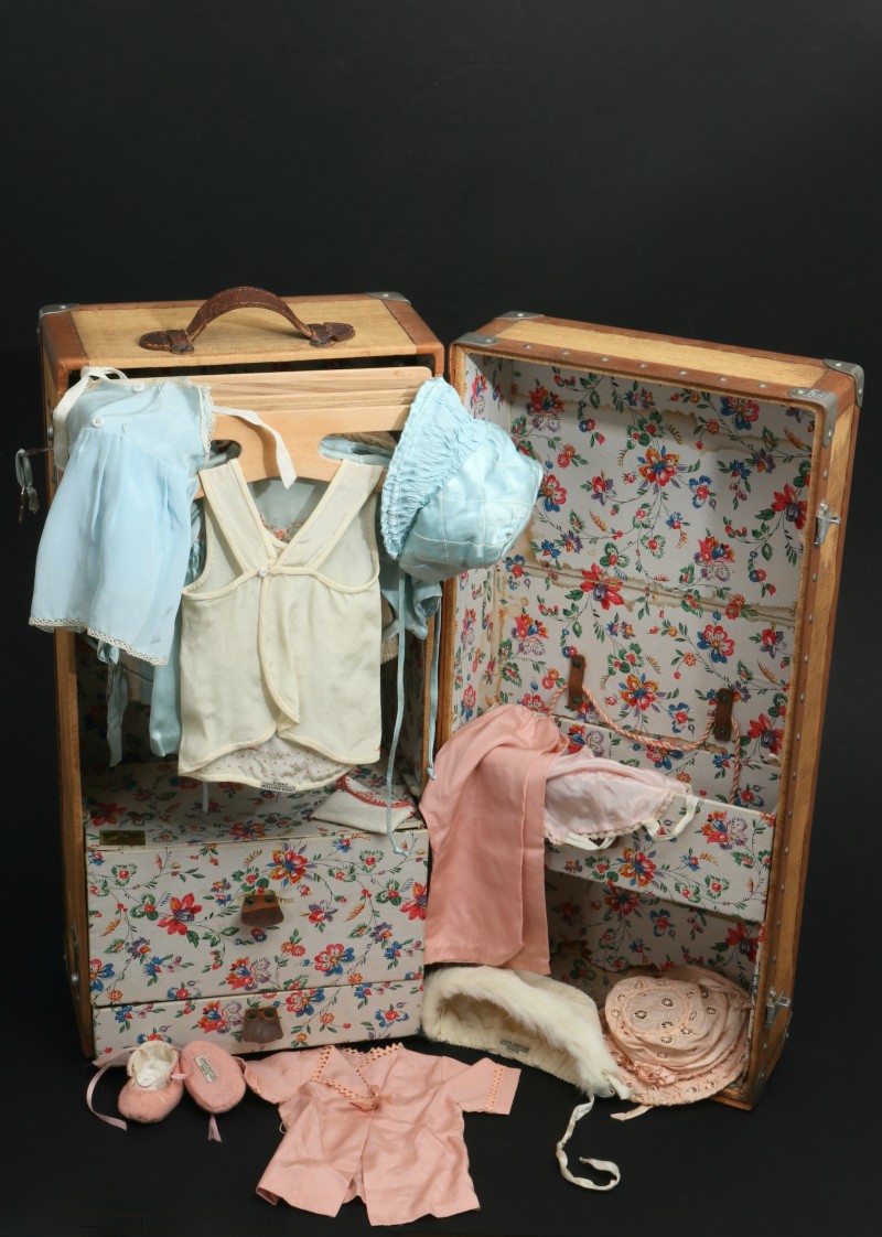 En vente :  TRES RARE MALLE DE VOYAGE WARDROB LOUIS VUITTON POUR POUPEE AVEC UN ENSEMBLE DE 14 VETEMENTS DE POUPEE
