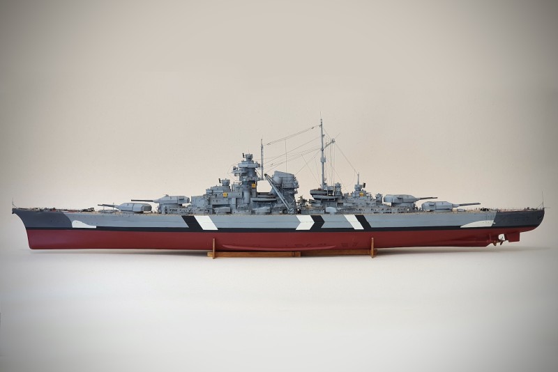 En vente :  BISMARCK GRANDE MAQUETTE D'EXCEPTION DU CELÈBRE CUIRASSÉ ALLEMAND EN BOIS ET MÉTAL.