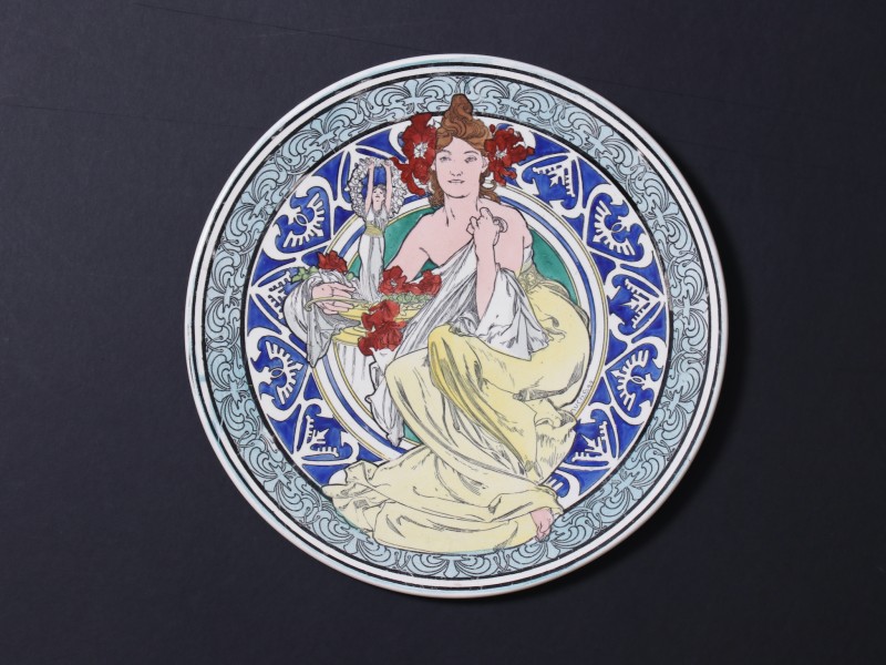 En vente :  MUCHA L'AUTOMNE GRAND PLAT ROND DÉCORATIF EN FAIENCE  EMAILLÉ À DÉCOR POLYCHROME