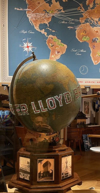 En vente :  Grand Globe terrestre publicitaire crée en 1928  pour la Compagnie Maritime Norddeutscher Lloyd  