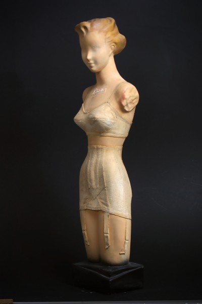 En vente :  MANNEQUIN PUBLICITAIRE DIOR de VITRINE pour les GAINES et CORSETS LIANE