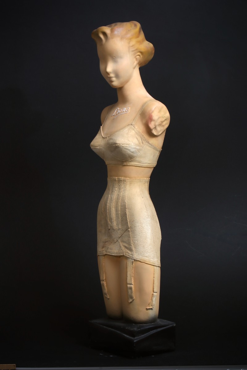 En vente :  MANNEQUIN PUBLICITAIRE DIOR de VITRINE pour les GAINES et CORSETS LIANE