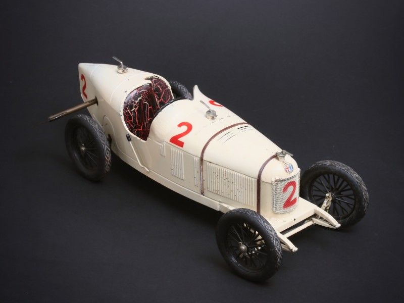 En vente :  ALFA ROMEO P2  IVOIRE  NUMERO 2 ROUGE  LOGO DE MARQUE CIJ TRIANGLE BLEU