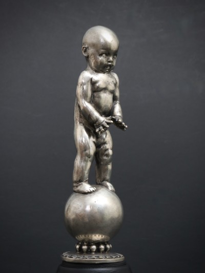 En vente :  MASCOTTE BEBE A LA BOULE OU A L'EQUILIBRE BRONZE PATINE ARGENT