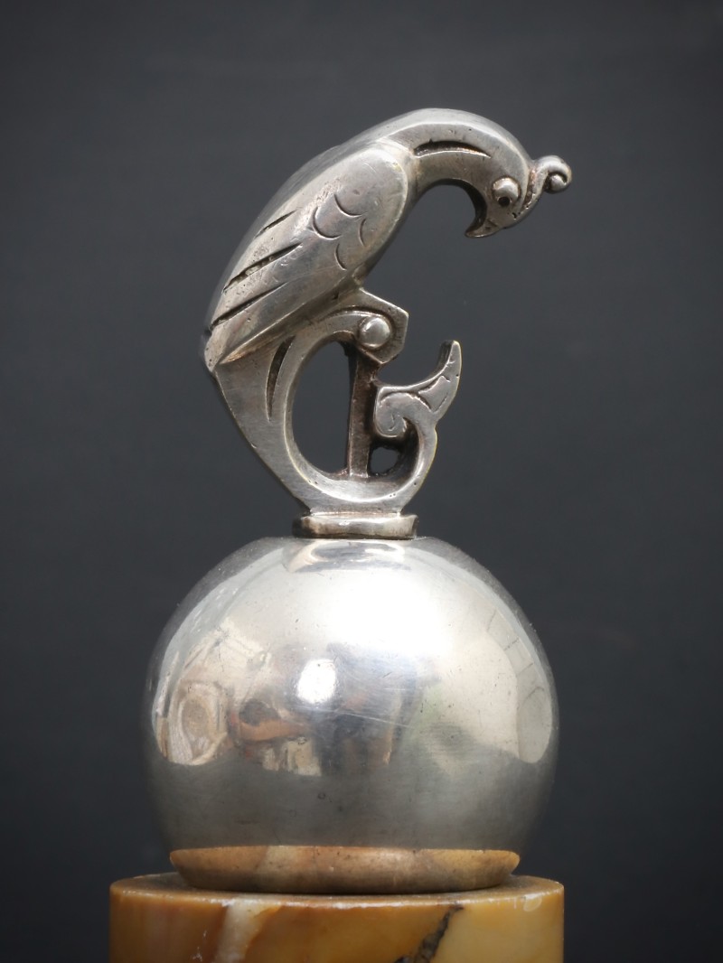 En vente :  MASCOTTE ARGENT BIZETTE PERROQUET ART DECO A LA BOULE