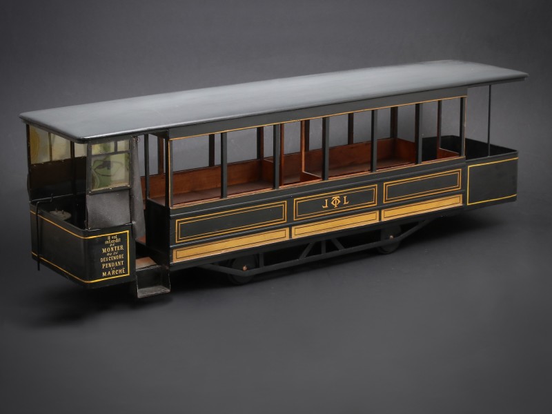 En vente :  PAIRE DE MAQUETTES D'ETUDE DE LA COMPAGNIE OMNIBUS et TRAMWAYS de LYON (OTL) EN BOIS PEINT POLYCHROME