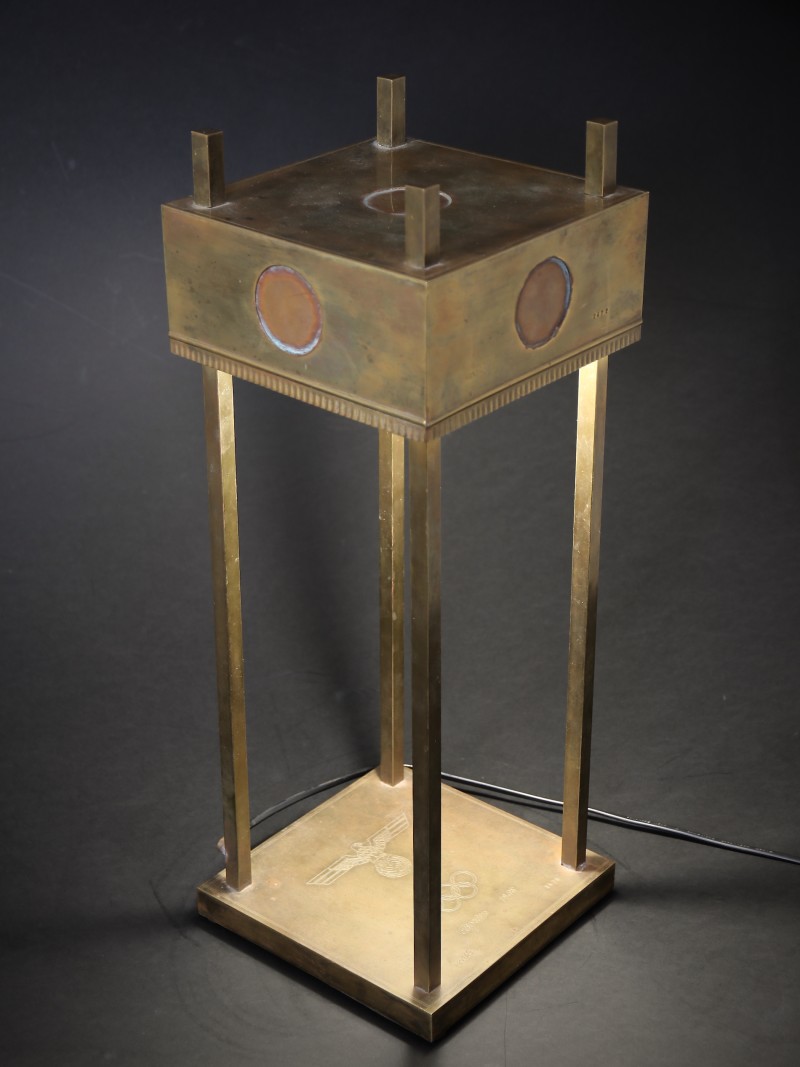 En vente :  LAMPE JEUX OLYMPIQUE BERLIN 1936 - STYLE BAUHAUS- BRONZE ET LAITON