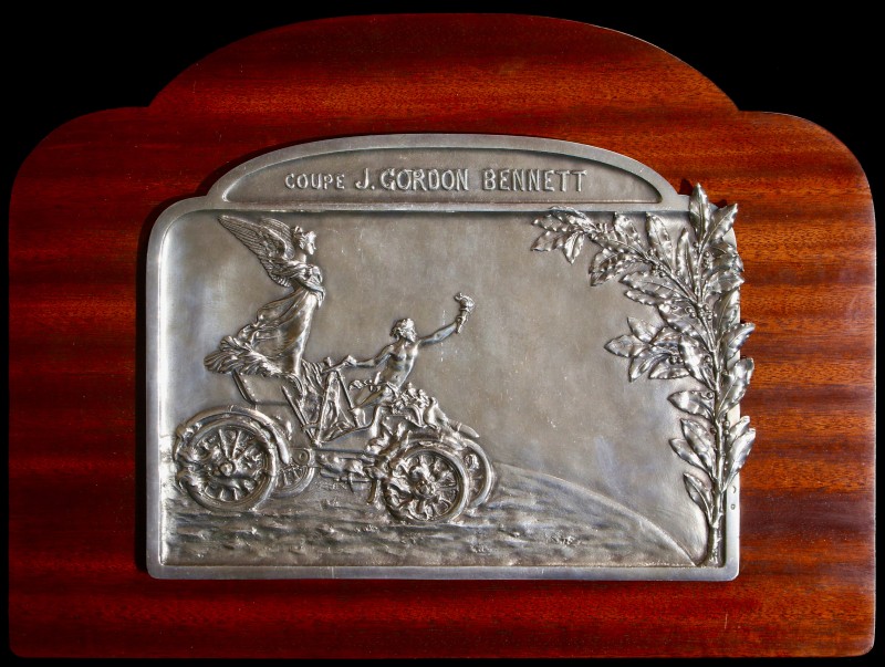 En vente :  GRANDE PLAQUE HISTORIQUE en ARGENT MASSIF TROPHEE COUPE GORDON BENNETT