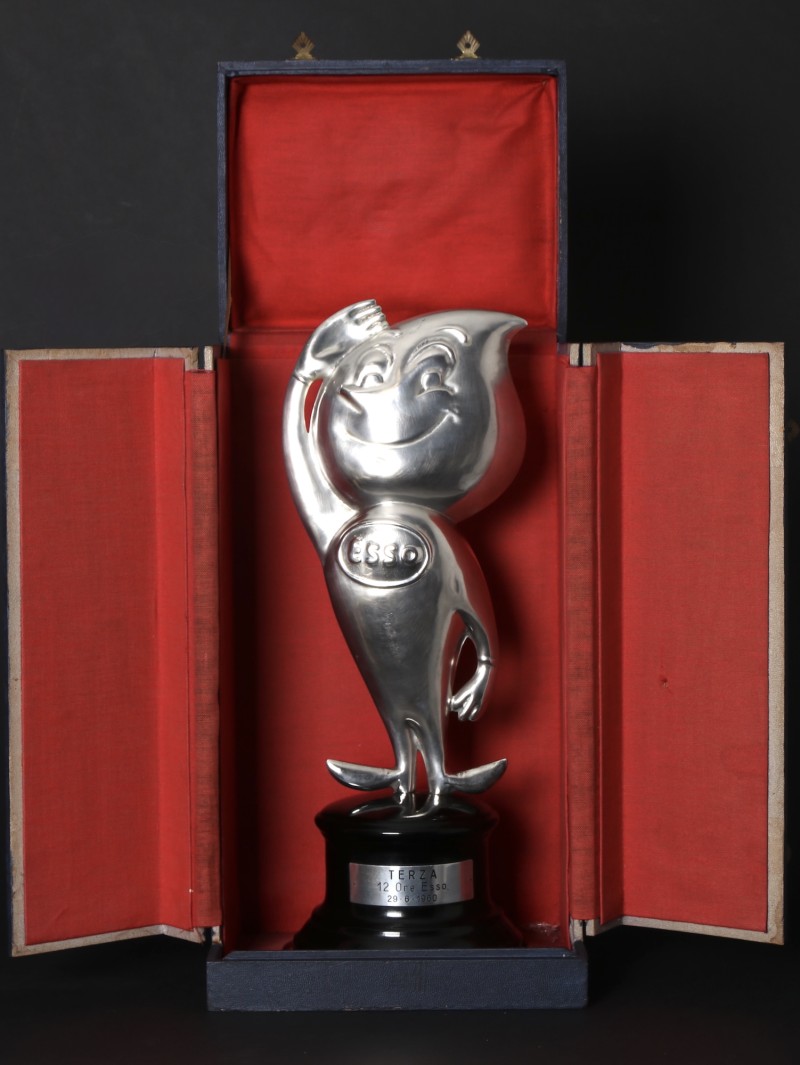 En vente :  ESSO GOUTTE HUILLE ARGENT GRAND TROPHEE EN ARGENT  VESPA  AVEC SON COFFRET 1