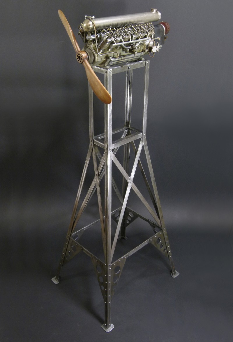 En vente :  MODELE REDUIT ETUDE MOTEUR D AVION V-12 OPERATIONNEL