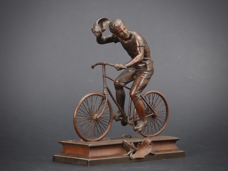 En vente :  TROPHEE CYCLISTE LE SALUT DU VAINQUEUR - BRONZE PATINE BRUNE