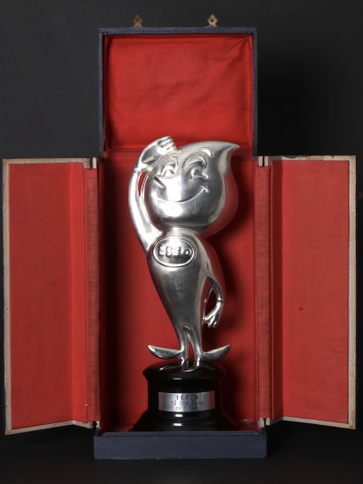 En vente :  ESSO GOUTTE HUILLE ARGENT GRAND TROPHEE EN ARGENT  VESPA  AVEC SON COFFRET 1