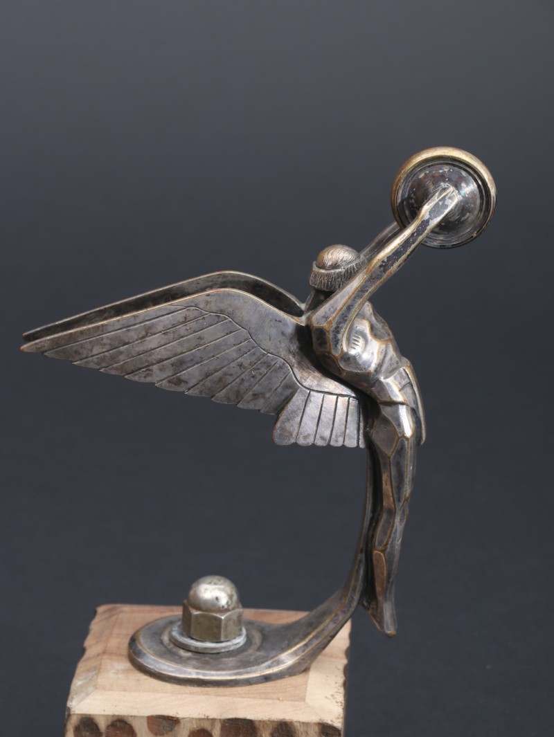 En vente :  LE TRIOMPHE   MASCOTTE BRONZE ARGENTÉ