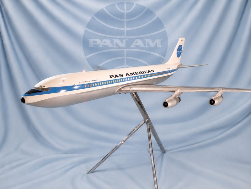 En vente :  PAN AMERICAN  B 707 JET CLIPPER GRANDE MAQUETTE AGENCE LUMINEUSE AVEC SA CAISSE ORIGINAL EN BOIS DE TRANSPORT