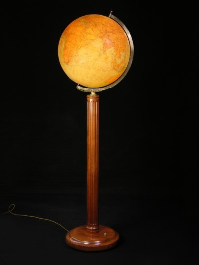 En vente :  GLOBE TERRESTRE D AGENCE  EN VERRE  SUR PIETEMENT ACAJOU HAUTEUR D HOMME